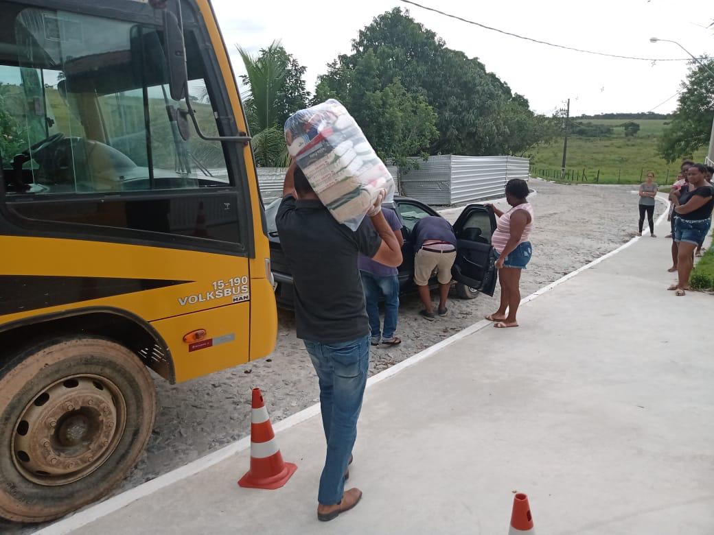 Prefeitura de Araruama entrega centenas de cestas básicas para famílias de alunos da rede municipal de ensino