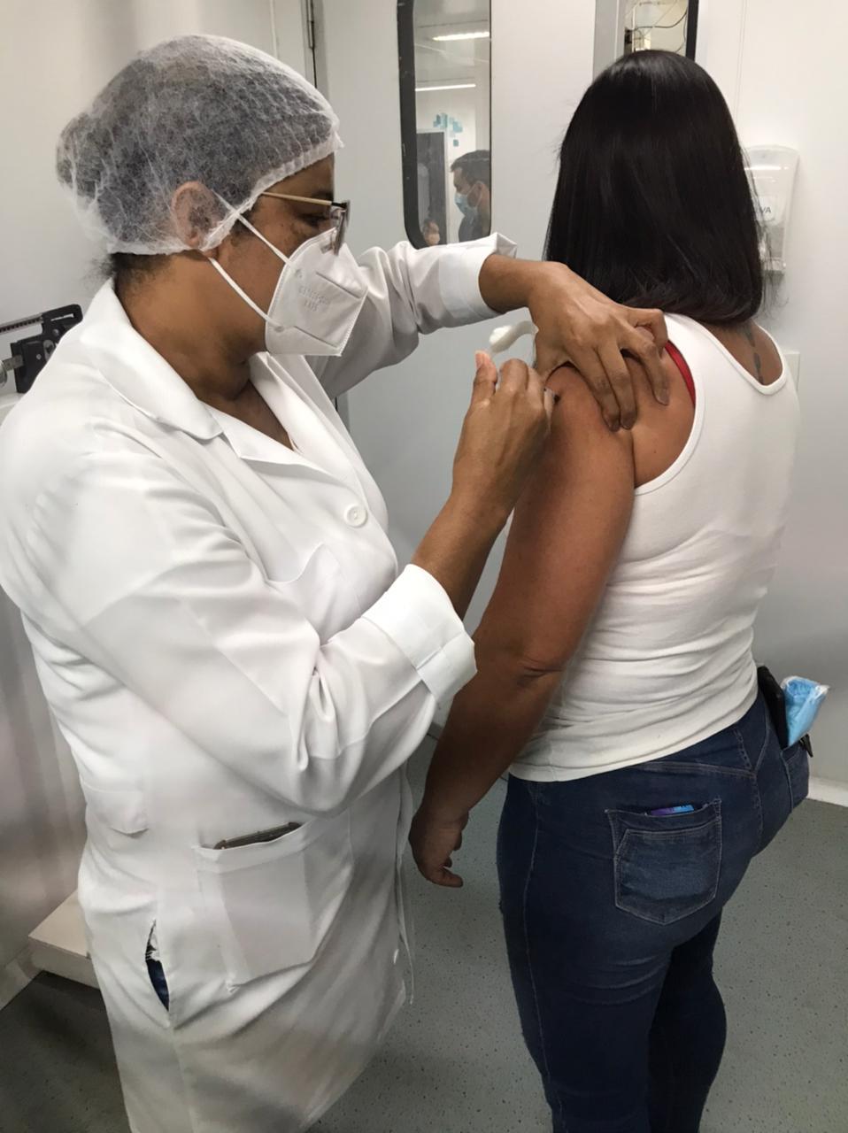Prefeitura de Araruama realiza segundo dia de vacinação contra Covid-19