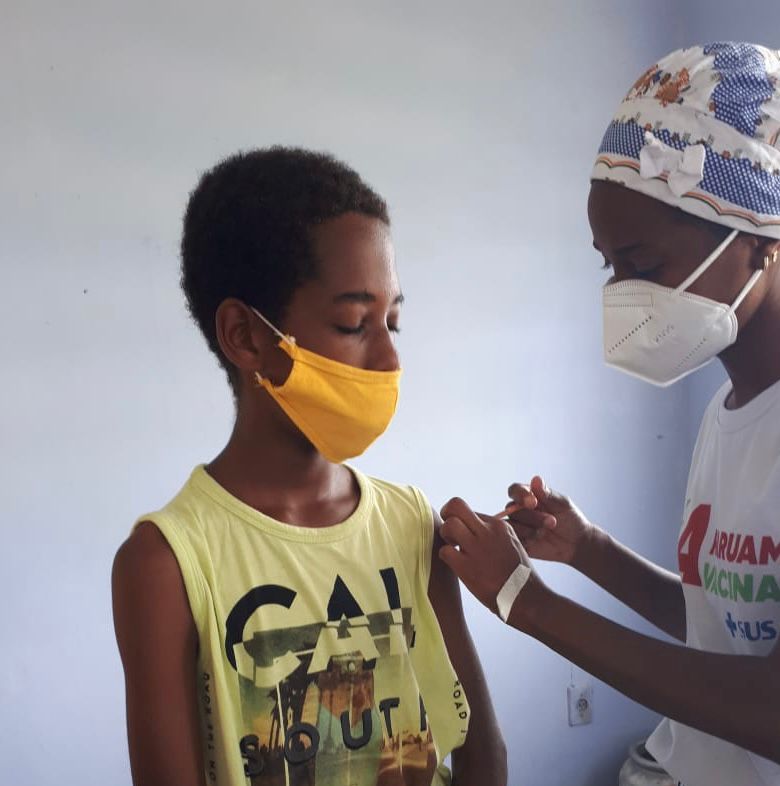 Prefeitura de Araruama vacina crianças de 05 a 11 anos contra a Covid-19 na comunidade quilombola de Prodígio