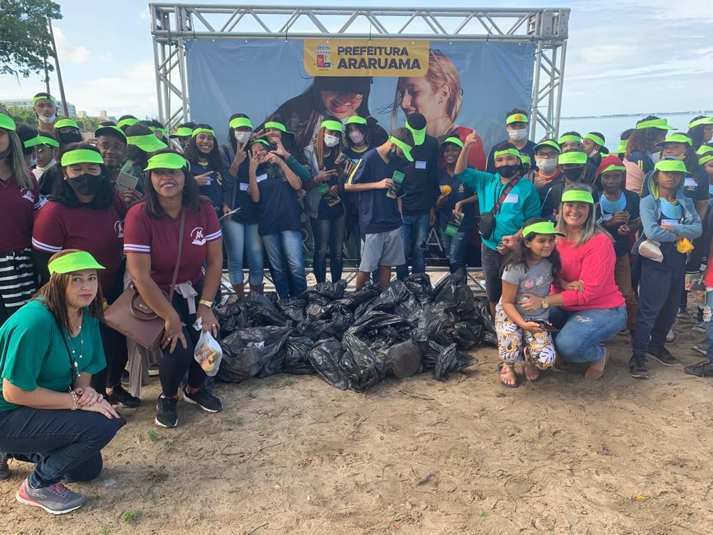 Alunos das Escolas Municipais Ecológicas  de Araruama realizam limpeza na orla e plantação de mudas para comemorar Dia Mundial do Meio Ambiente
