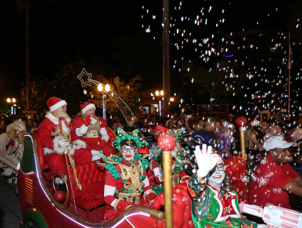Abertura do Natal em Araruama é marcada pela chegada do Papai e Mamãe Noel e distribuição de presentes às crianças