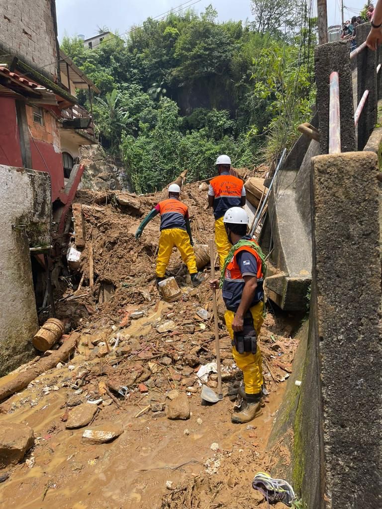 Prefeitura de Araruama envia todas as equipes da Defesa Civil para ajudar nos resgates em Petrópolis