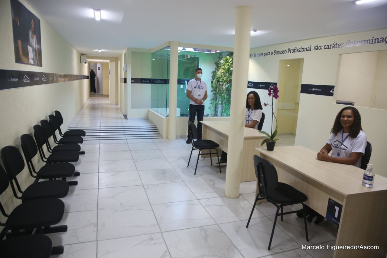 Governador Cláudio Castro inaugura a Casa do Trabalhador e assina ordem de serviço e convênio para três obras em Araruama