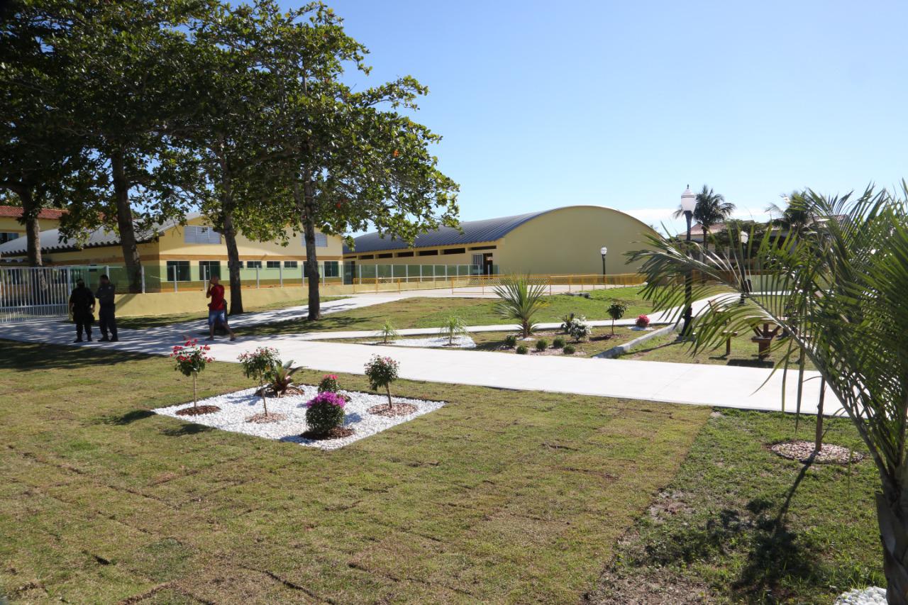 Prefeitura de Araruama inaugura Ginásio Poliesportivo reversível para teatro e a ampliação da Praça Escola Comandante Sérgio Ribeiro de Vasconcellos, em Praia Seca